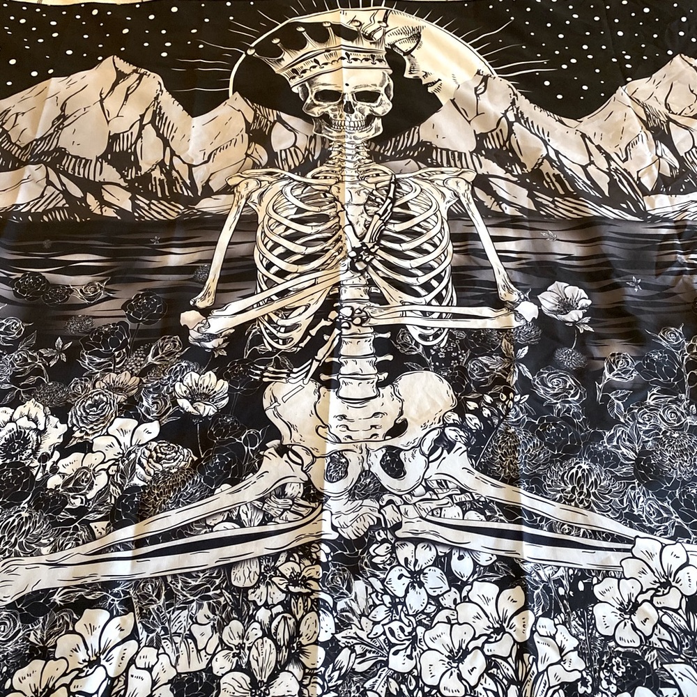 AMAZON King Skeleton Meditating with Flowers Tapestry